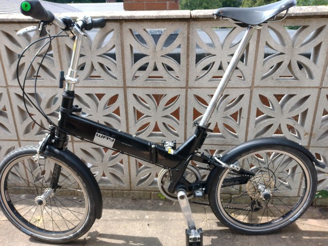 giant folding bicycle USED Expressway 20" 8 speed Bike Simplify your commute and enjoy everyday adventures with this 20 in PRE-OWNED GIANT HALFWAY FOLDING BIKE
